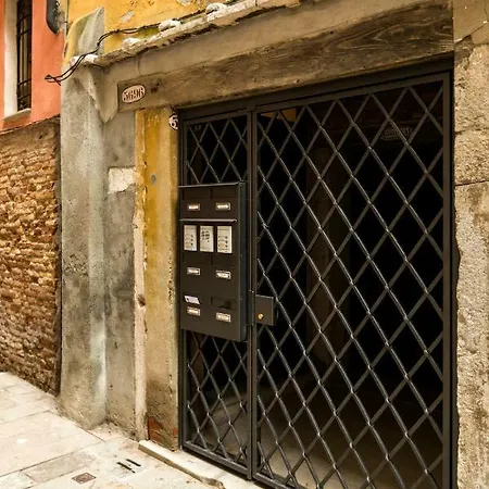 Petit Nid * Venice
